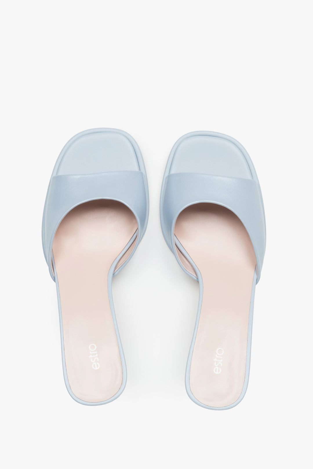 Klapki damskie Estro, jasnoniebieskie, na obcasie, ze skóry naturalnej.