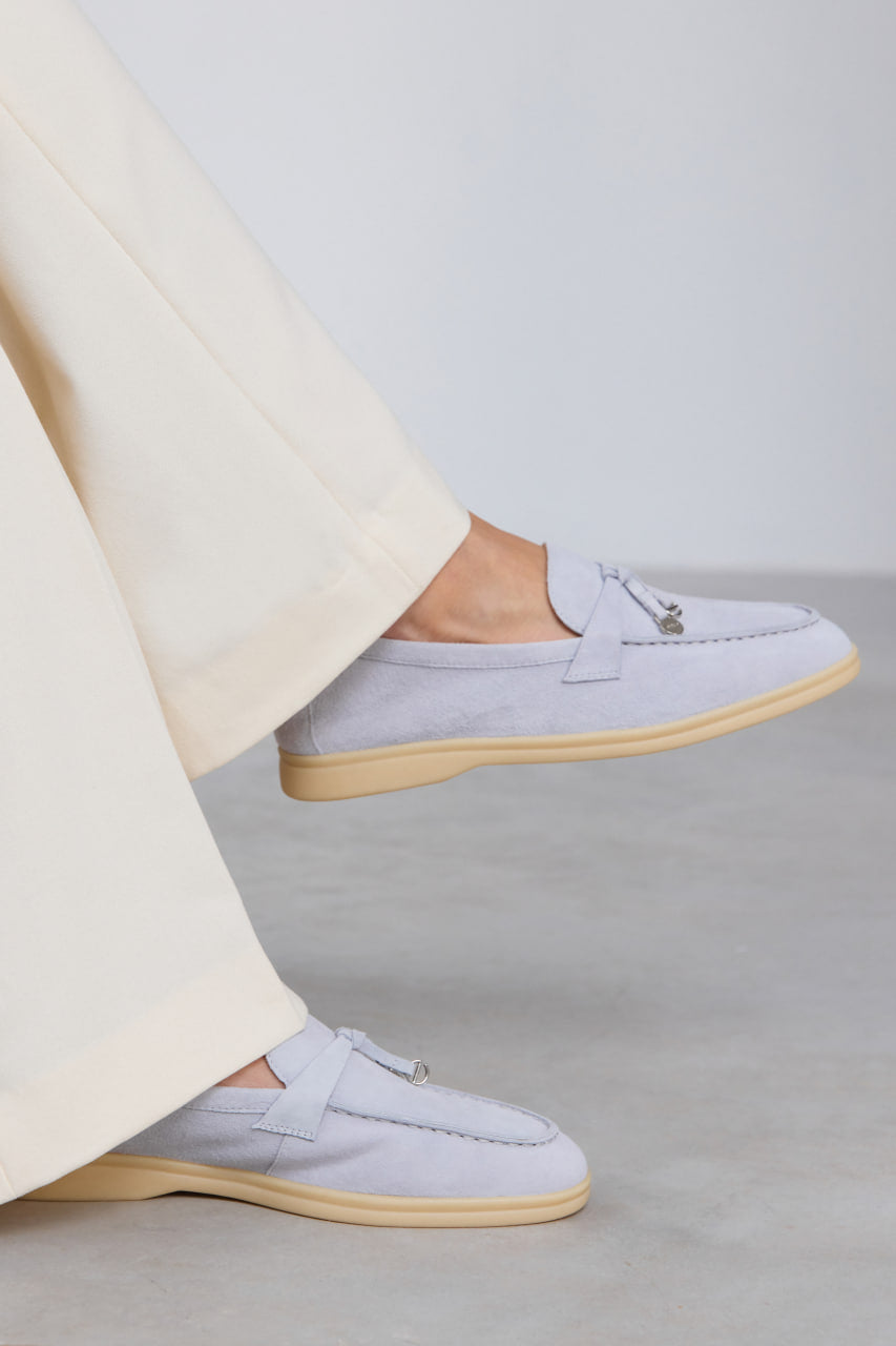 Eleganckie mokasyny damskie Estro w jasnoniebieskim kolorze, wykonane z naturalnego weluru, z ponadczasowym, minimalistycznym designem.