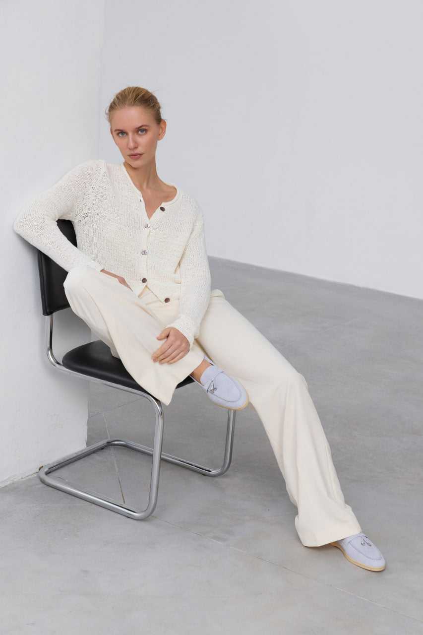 Jasnoniebieskie mokasyny damskie Estro z naturalnego weluru o eleganckim, klasycznym kroju i miękkim wykończeniu.