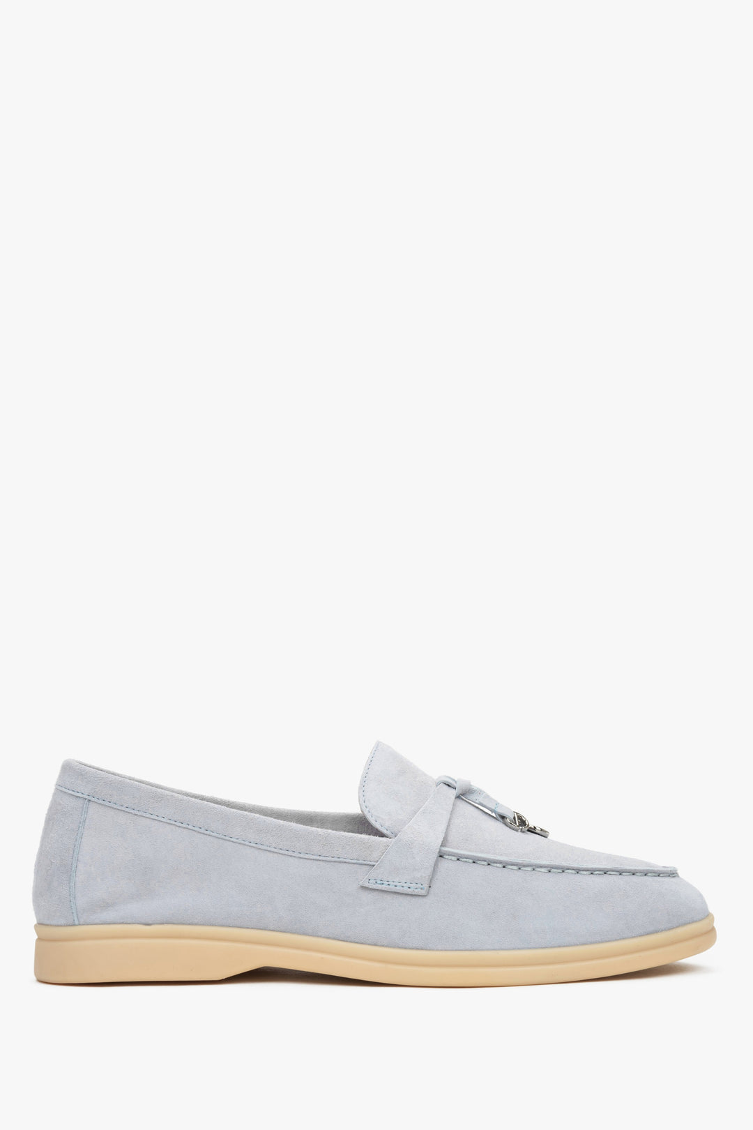 Jasnoniebieskie mokasyny damskie z weluru naturalnego.
