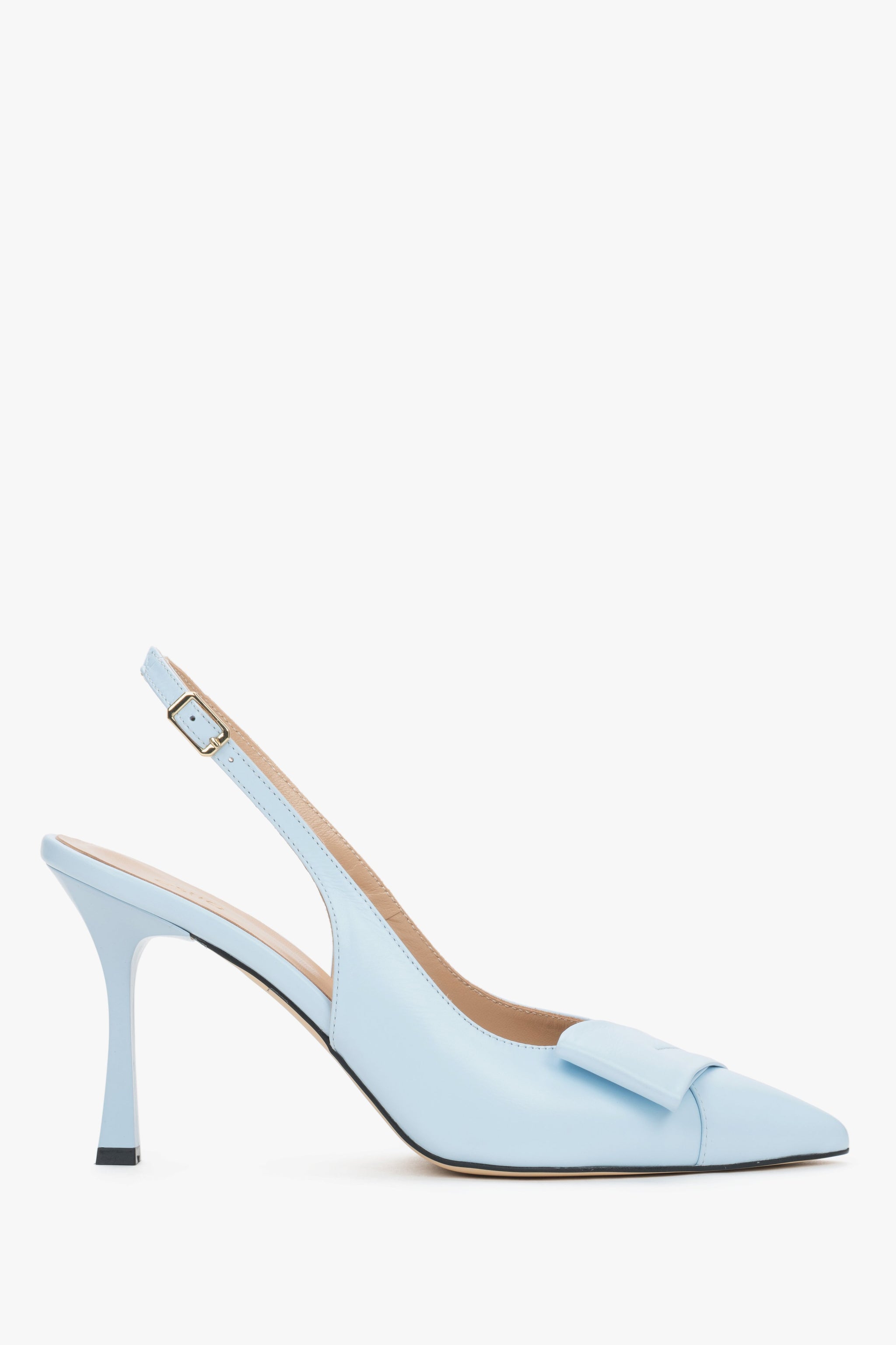 Jasnoniebieskie skórzane czółenka damskie typu slingback na szpilce z czubkiem w szpic Estro ER00119666.