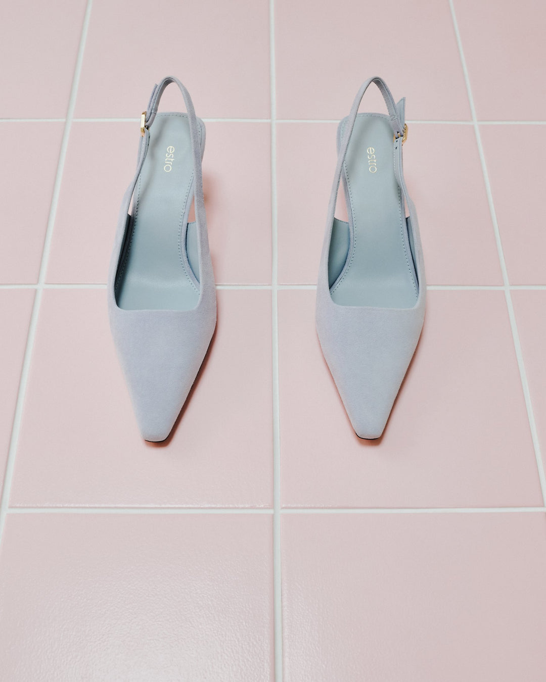 Jasnoniebieskie welurowe czółenka damskie typu slingback na niskim obcasie Estro ER00117229