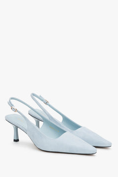 Jasnoniebieskie welurowe slingbacki Estro.