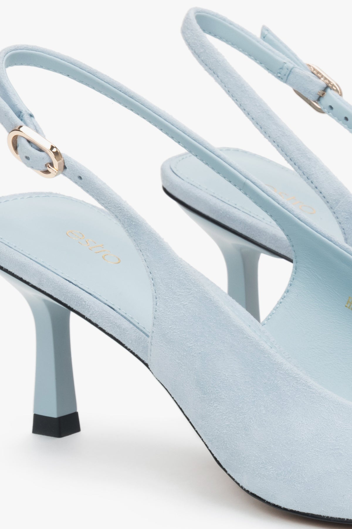 Jasnoniebieskie welurowe czółenka typu slingback na niskim obcasie od Estro, zbliżenie na detale.