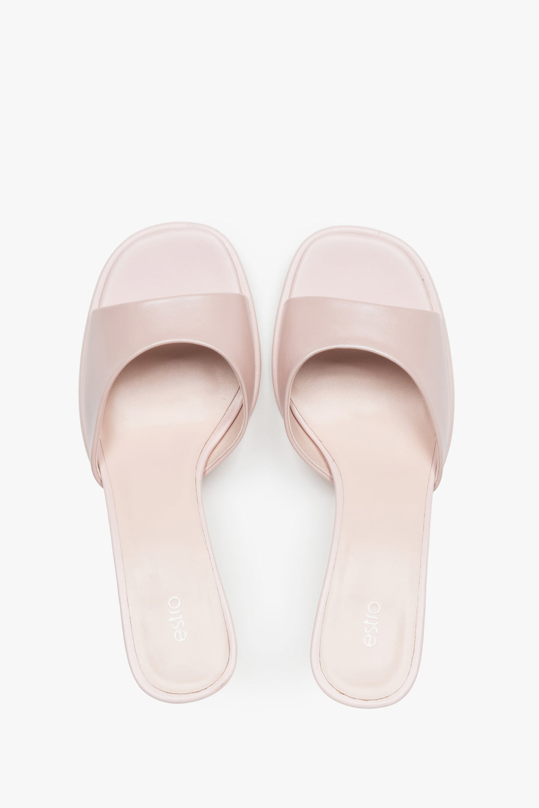 Jasnoróżowe klapki damskie na obcasie ze skóry naturalnej.