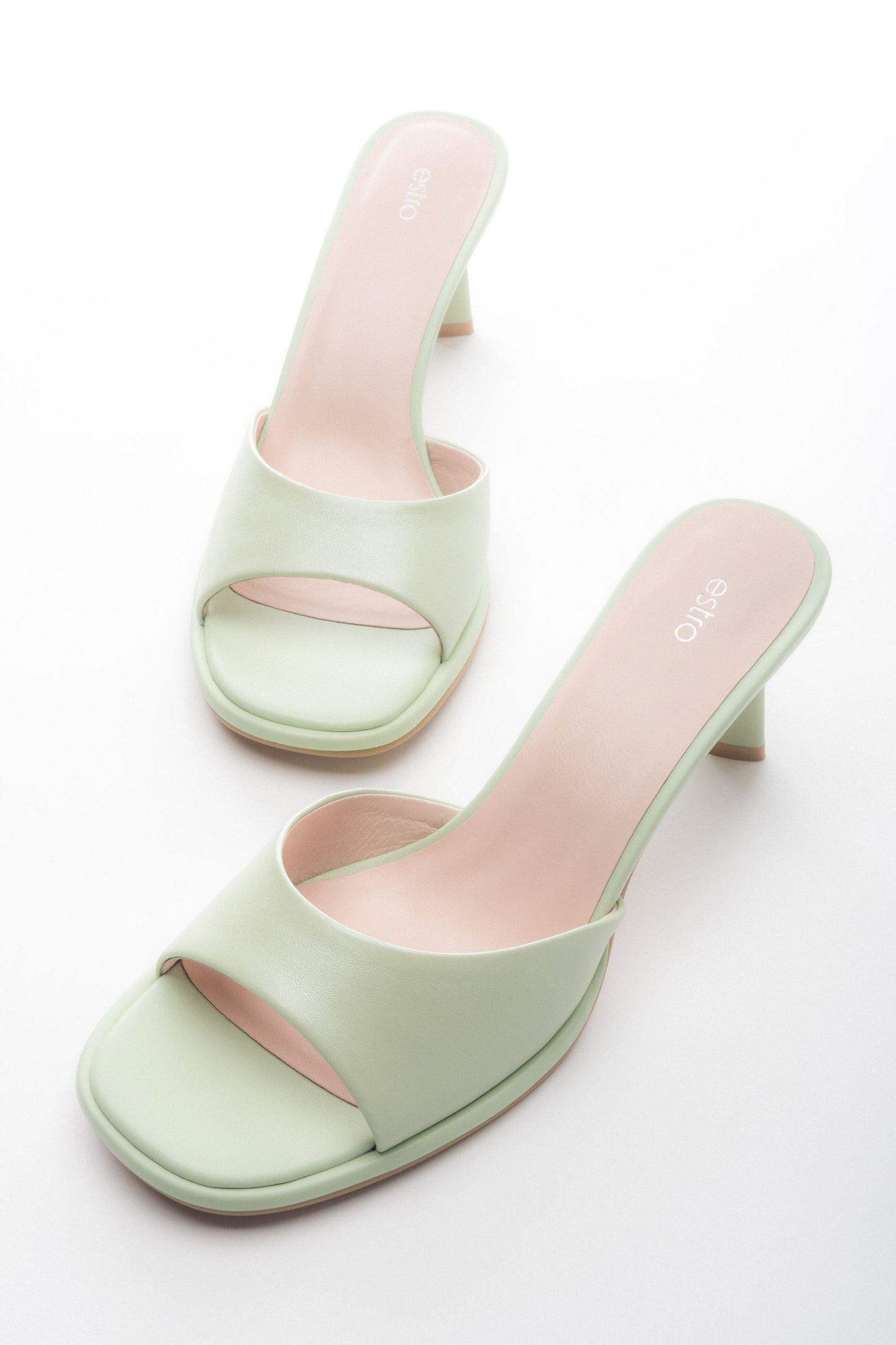 Jasnozielone klapki damskie na obcasie ze skóry naturalnej Estro ER00118924.