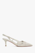Jasnobeżowe welurowe czółenka typu slingback na niskim obcasie Estro ER00117177.