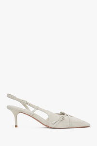 Jasnobeżowe welurowe czółenka typu slingback na niskim obcasie Estro ER00117177.