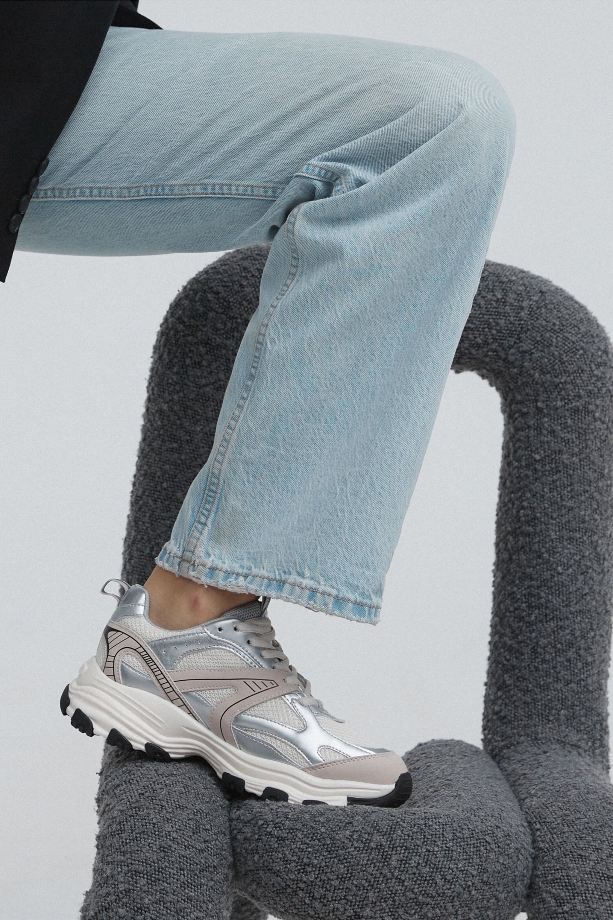 Mleczno-srebrne sneakersy damskie z łączonych materiałów z elastyczną podeszwą ES8 ER00114671