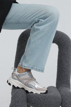 Mleczno-srebrne sneakersy damskie z łączonych materiałów z elastyczną podeszwą ES8 ER00114671