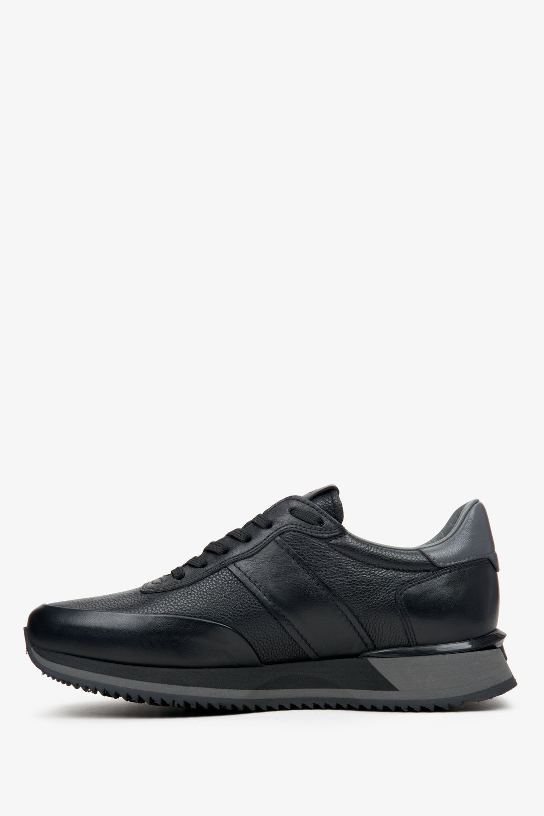 Męskie, czarne, niskie sneakersy marki Estro - profil buta.