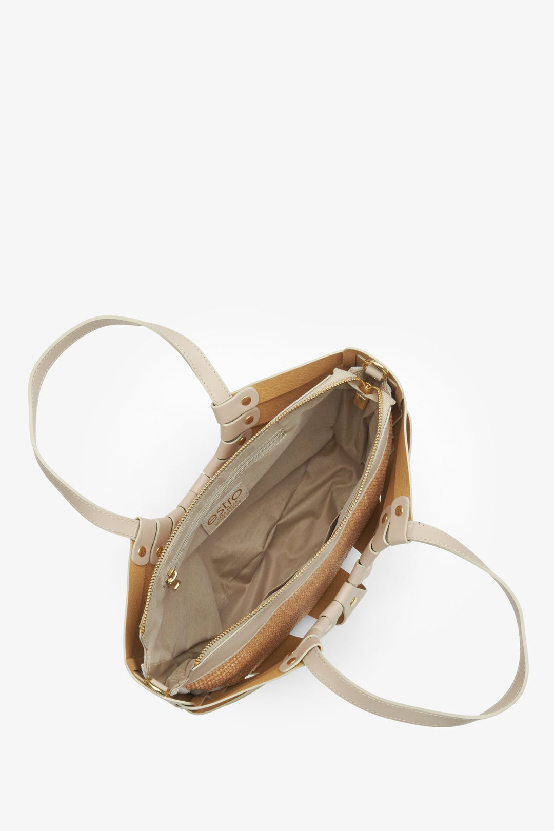 Beżowa skórzana torebka damska typu koszyk marki Estro - prezentacja wnętrza modelu.
