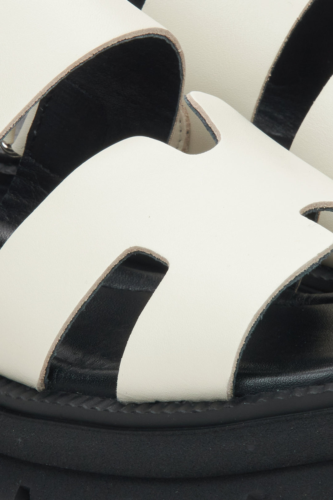 Damskie skórzane sandały damskie w kolorze białym Estro - zbliżenie na detale.