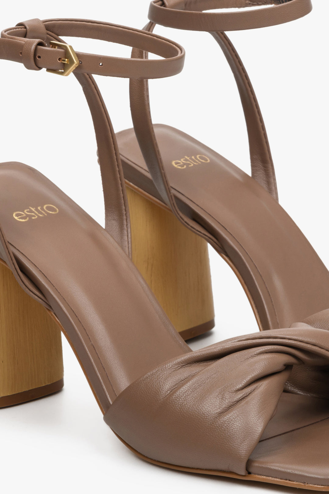 Skórzane sandały damskie na obcasie Estro w kolorze brązowym - zbliżenie na detale.