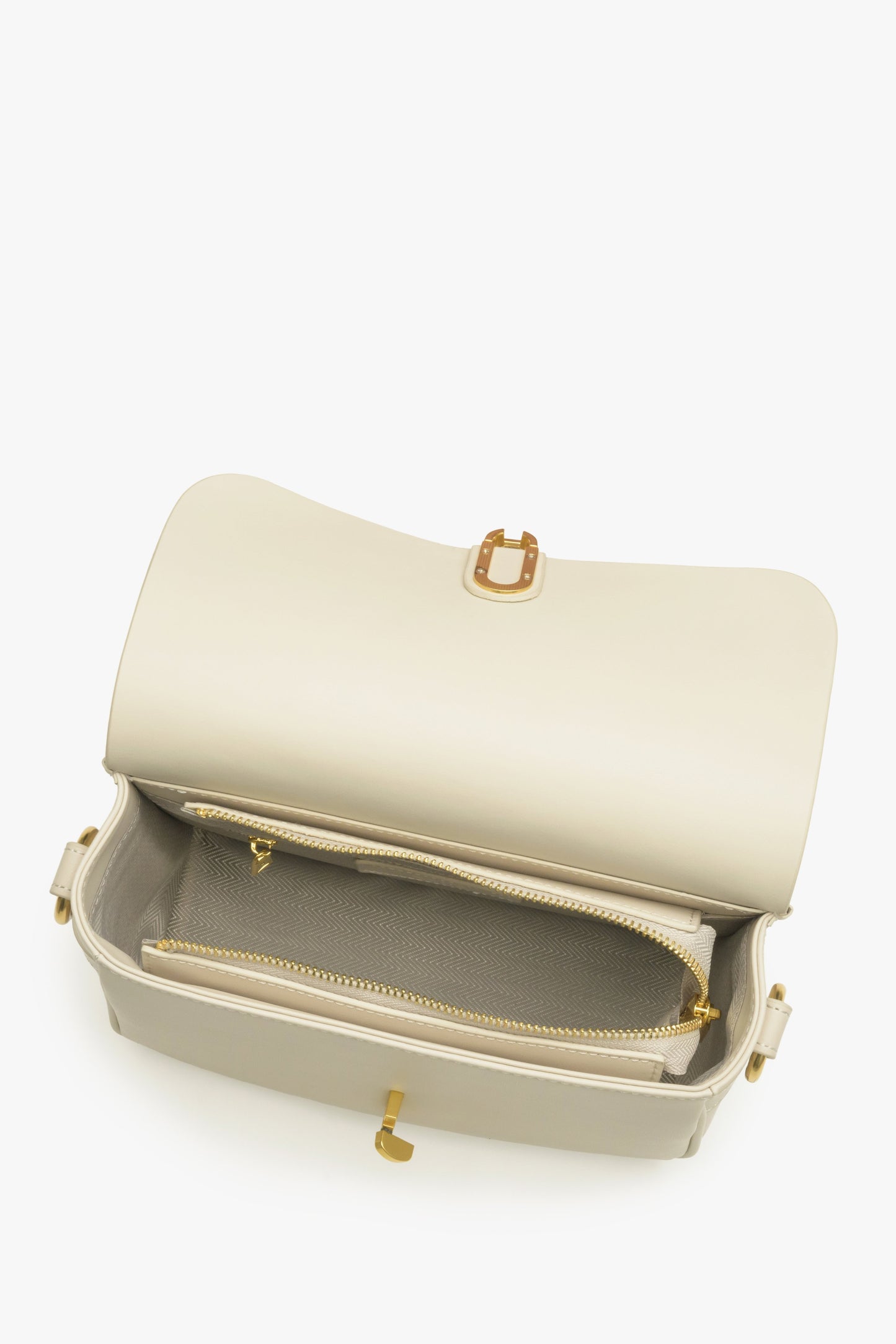 Damska torebka w kolorze mleczno-beżowym ze skóry naturalnej marki Estro - zbliżenie na wnętrze modelu.