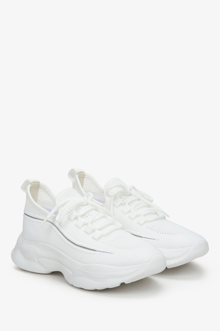 Sneakersy damskie białe z siateczki na elastycznej podeszwie Estro.
