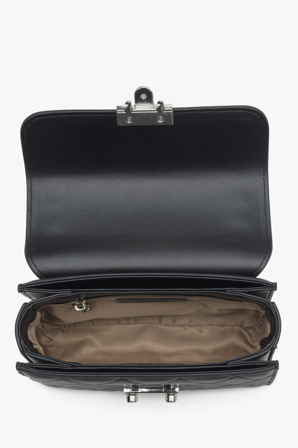 Czarna torebka damska na ramię ze skóry naturalnej ze srebrnymi okuciamia - zbliżenie na wnętrze modelu.