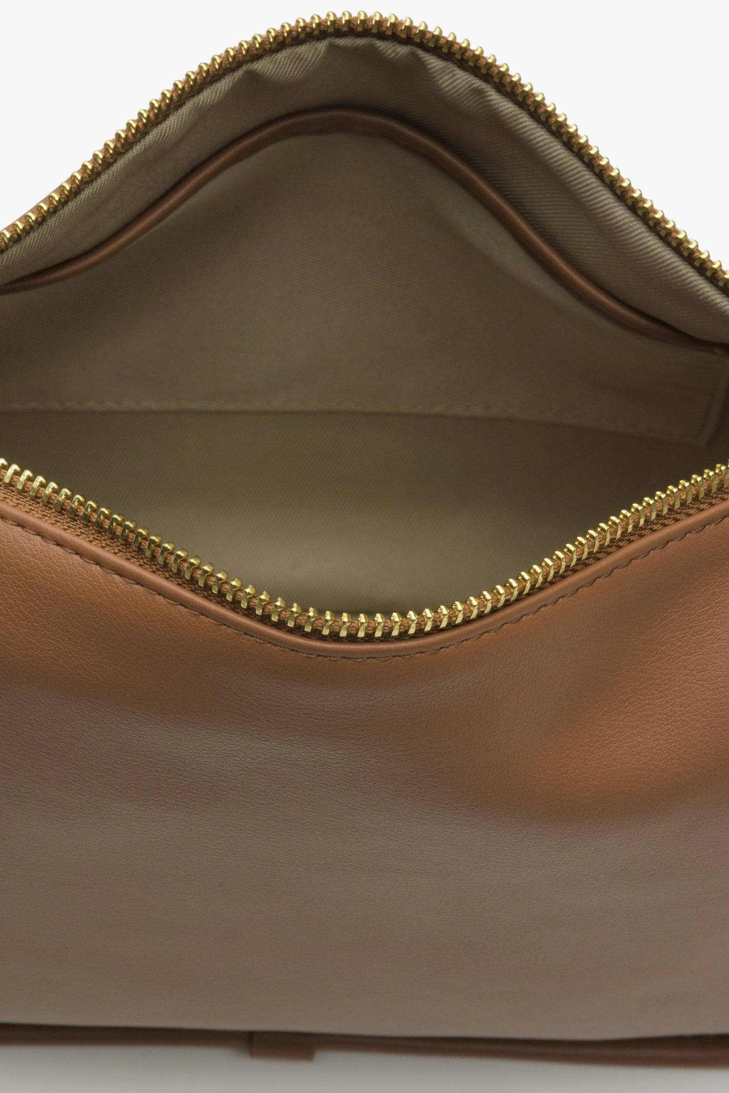Skórzana brązowa torebka damska na ramię Estro - zbliżenie do wnętrza modelu.