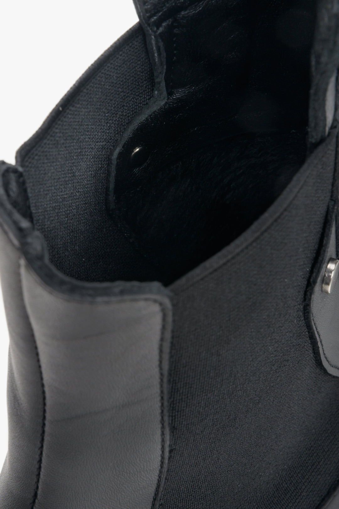 Skórzano-tekstylne czarne botki damskie Estro - zbliżenie na wnętrze buta.