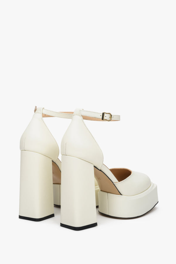 Sandały damskie białe ze skóry naturalnej Estro na słupku i platformie - prezentacja zapiętka butów i obcasa.