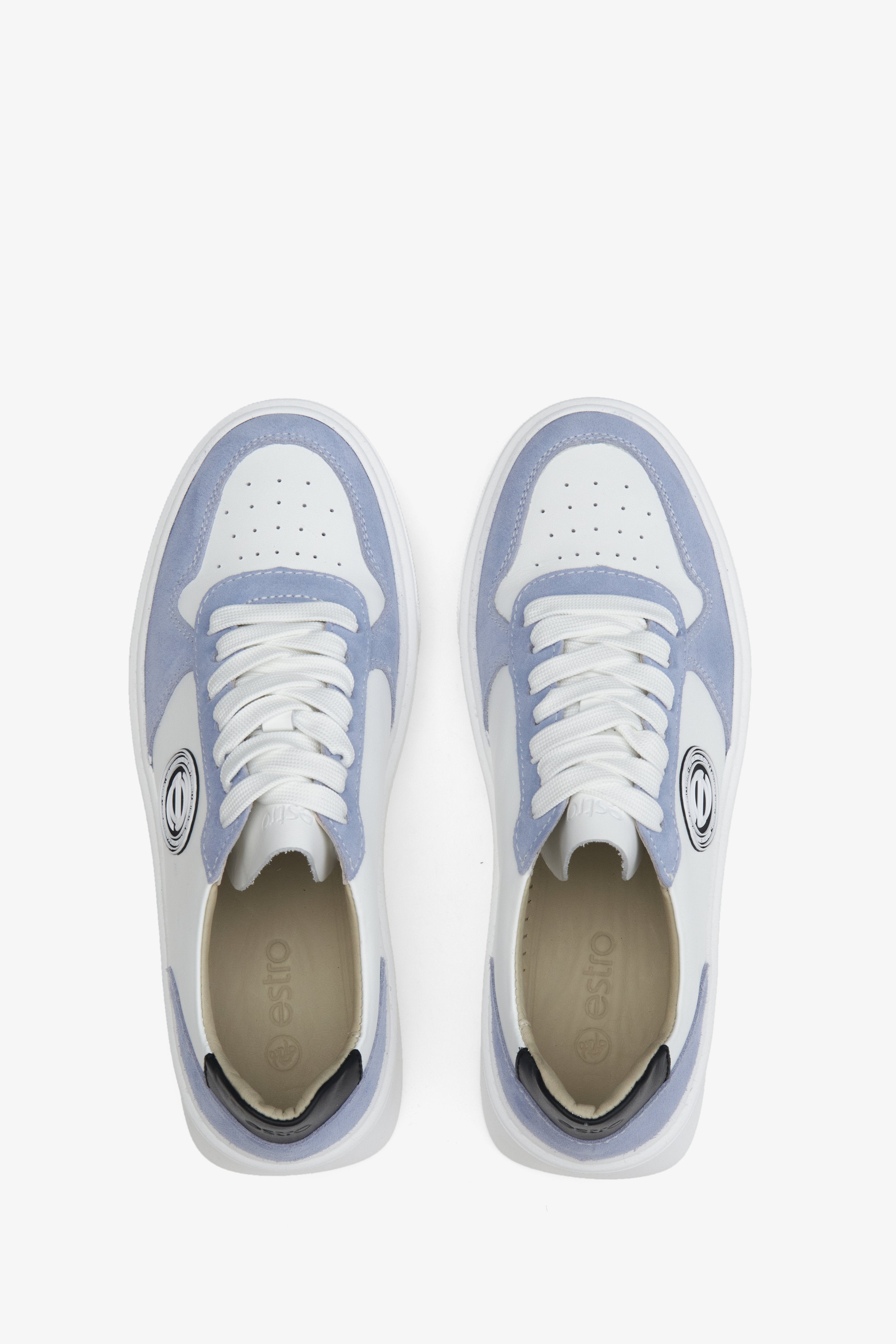 Biało-niebieskie sneakersy damskie na wiosnę i jesień Estro - prezentacja obuwia z góry.