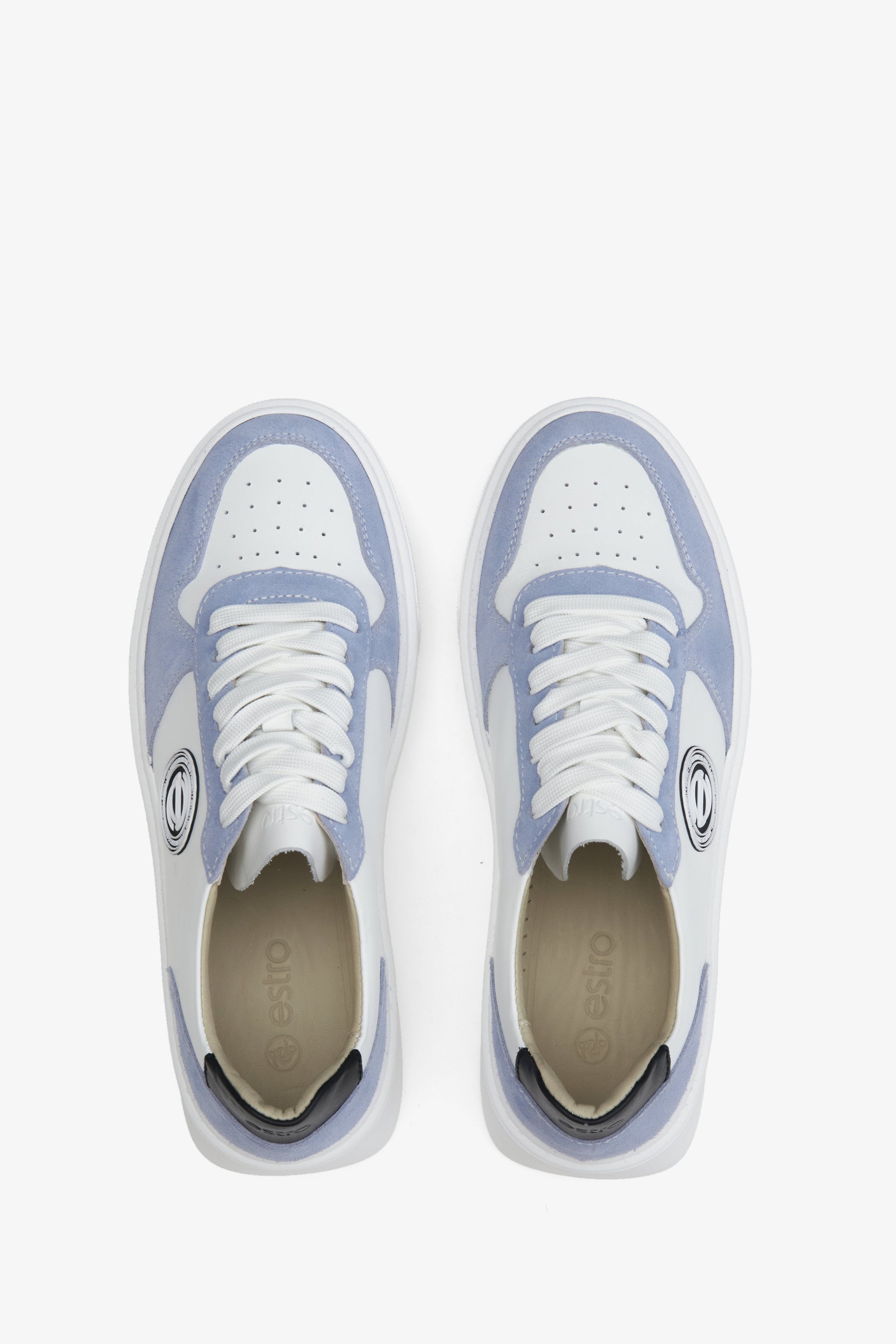 Biało-niebieskie sneakersy damskie na wiosnę i jesień Estro - prezentacja obuwia z góry.