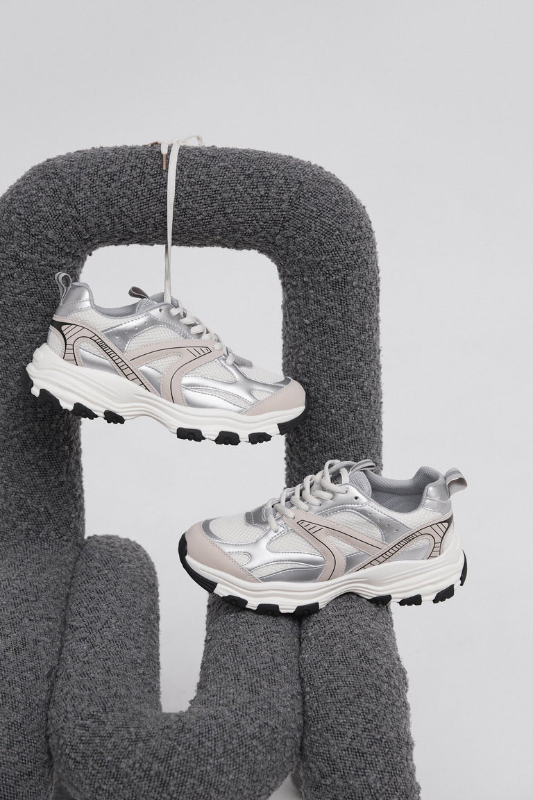 Mleczno-srebrne sneakersy damskie z łączonych materiałów z elastyczną podeszwą ES8 ER00114671
