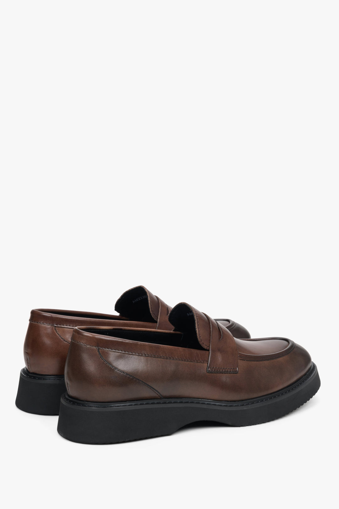 Męskie, skórzane mokasyny w kolorze ciemnobrązowym Estro - zbliżenie na zapiętek i linię boczną buta.