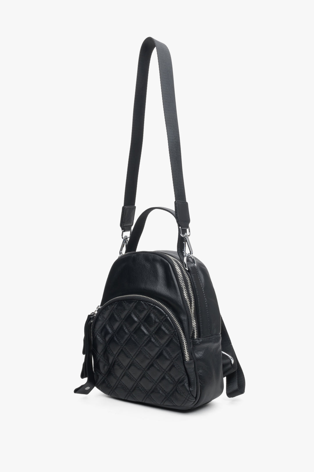 Skórzany plecak damski Estro w kolorze czarnym - prezentacja modelu po rozwinięciu długiego paska.