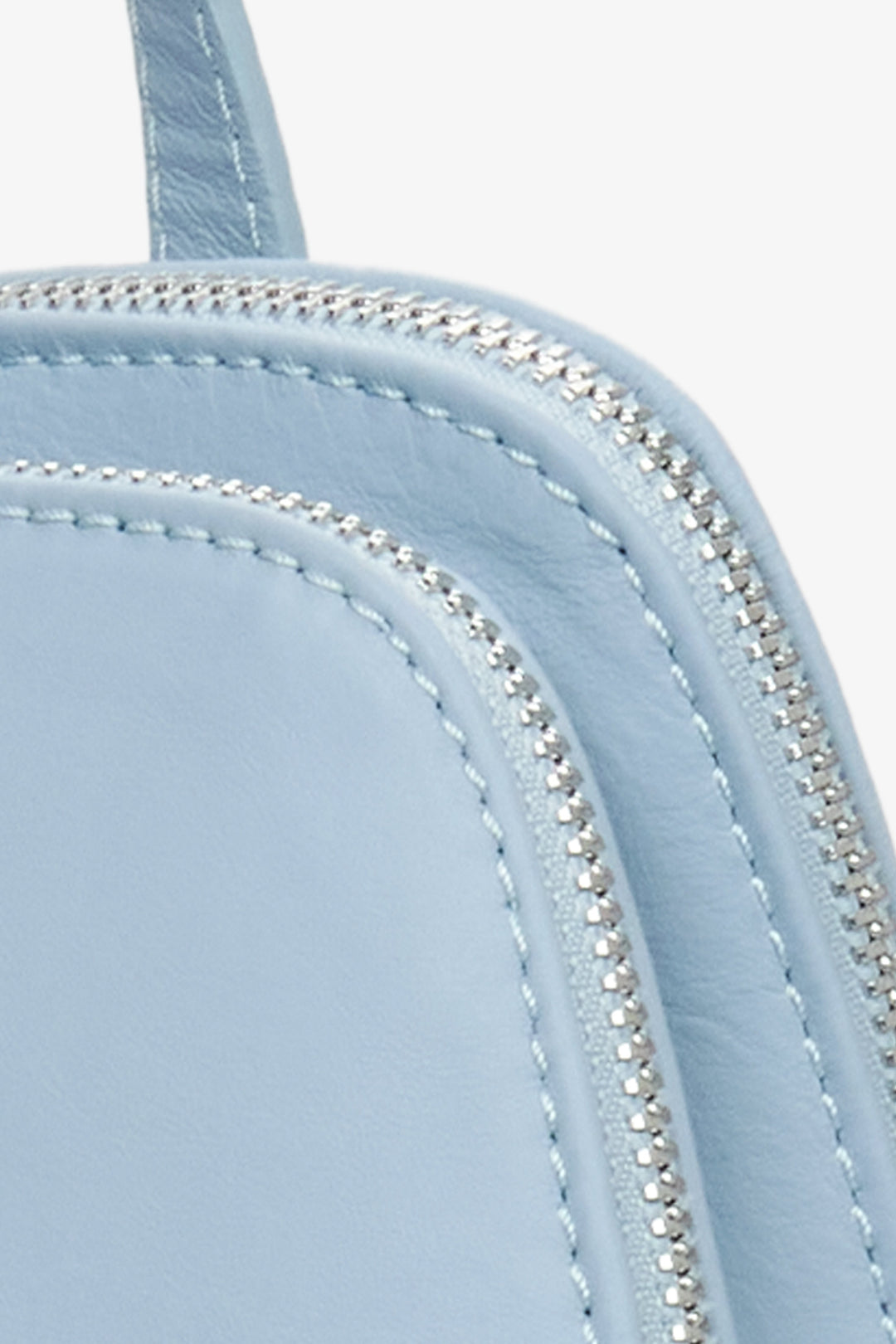 Jasnoniebieski plecak damski z włoskiej skóry naturalnej Estro - zbliżenie na detal.