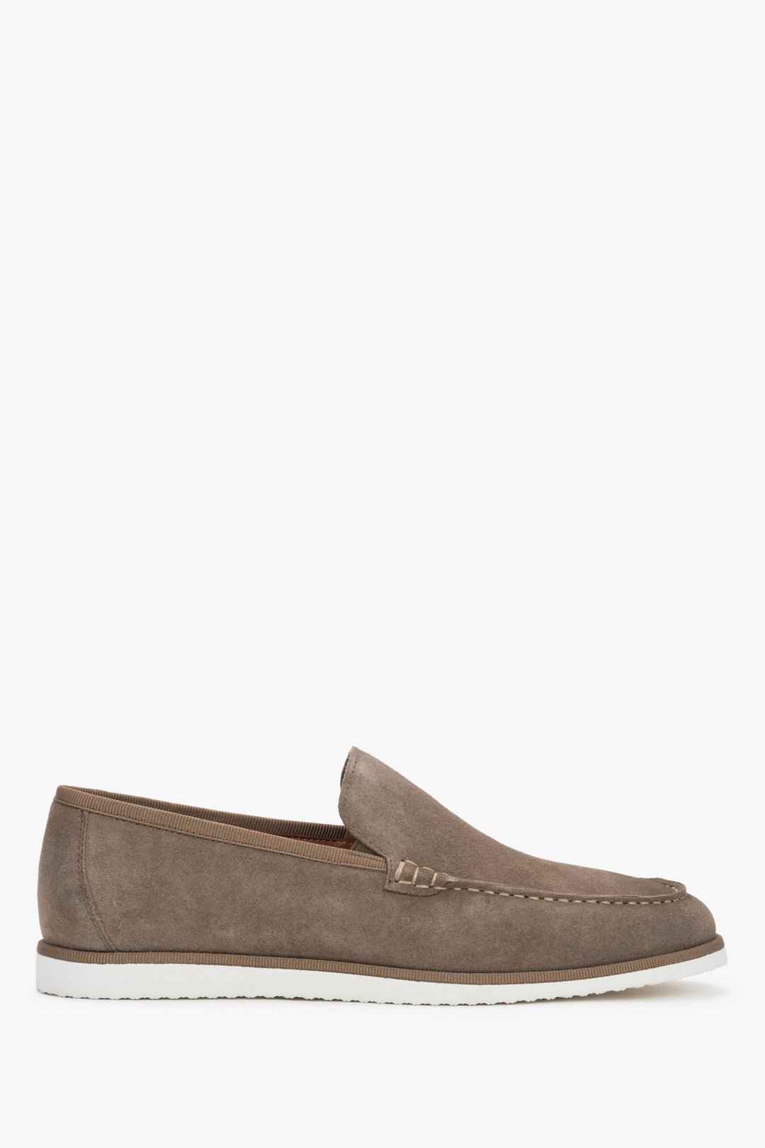 Loafersy męskie z weluru naturalnego z kontrastującą podeszwą w kolorze khaki Estro ER00119439.