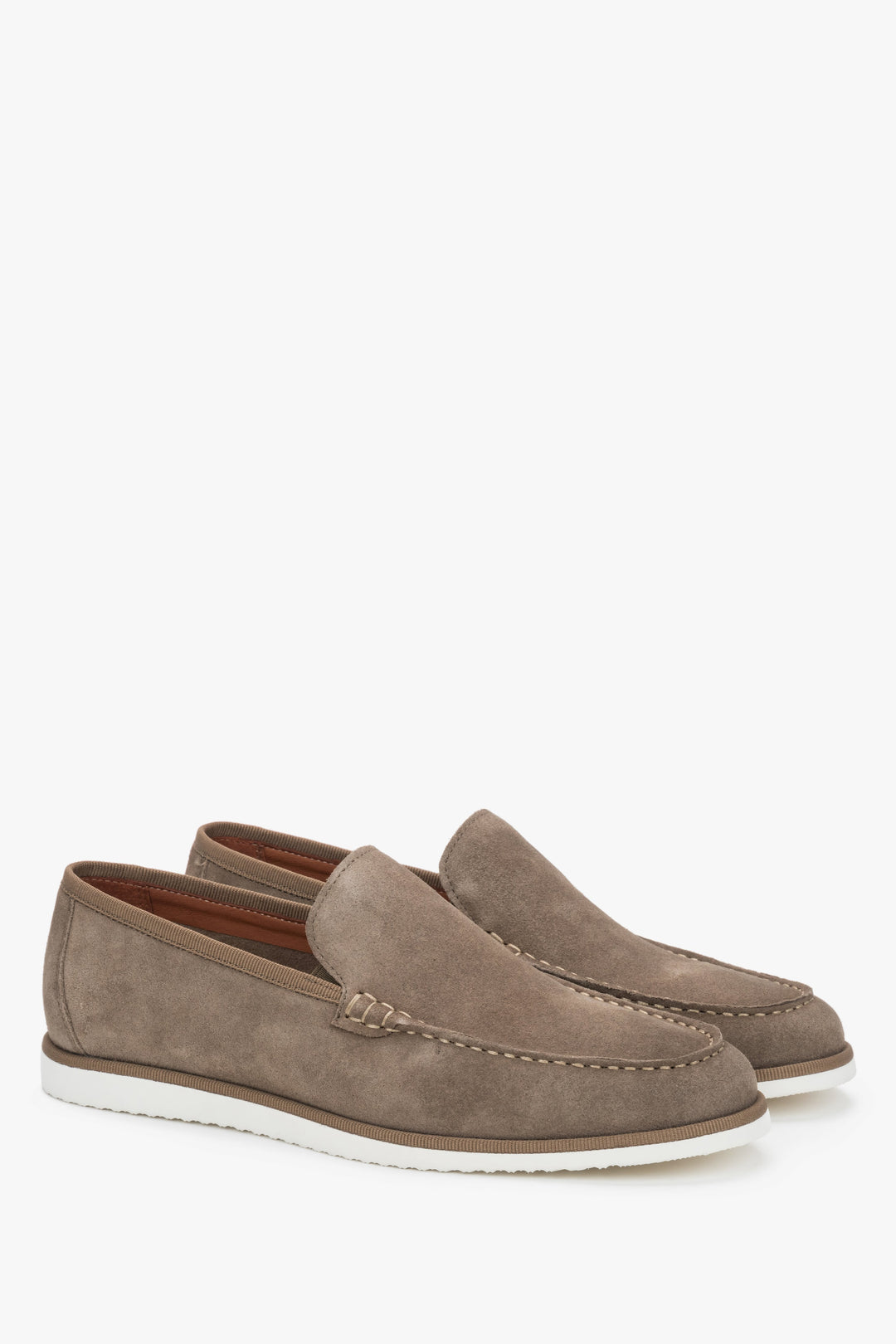 Loafersy męskie z weluru naturalnego z kontrastującą podeszwą w kolorze khaki.