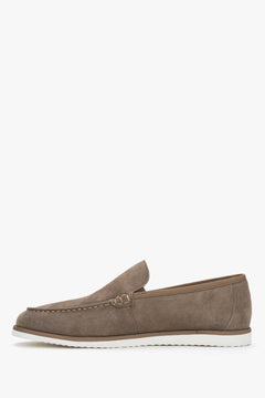 Męskie loafersy z weluru naturalnego z kontrastującą podeszwą w kolorze khaki Estro.