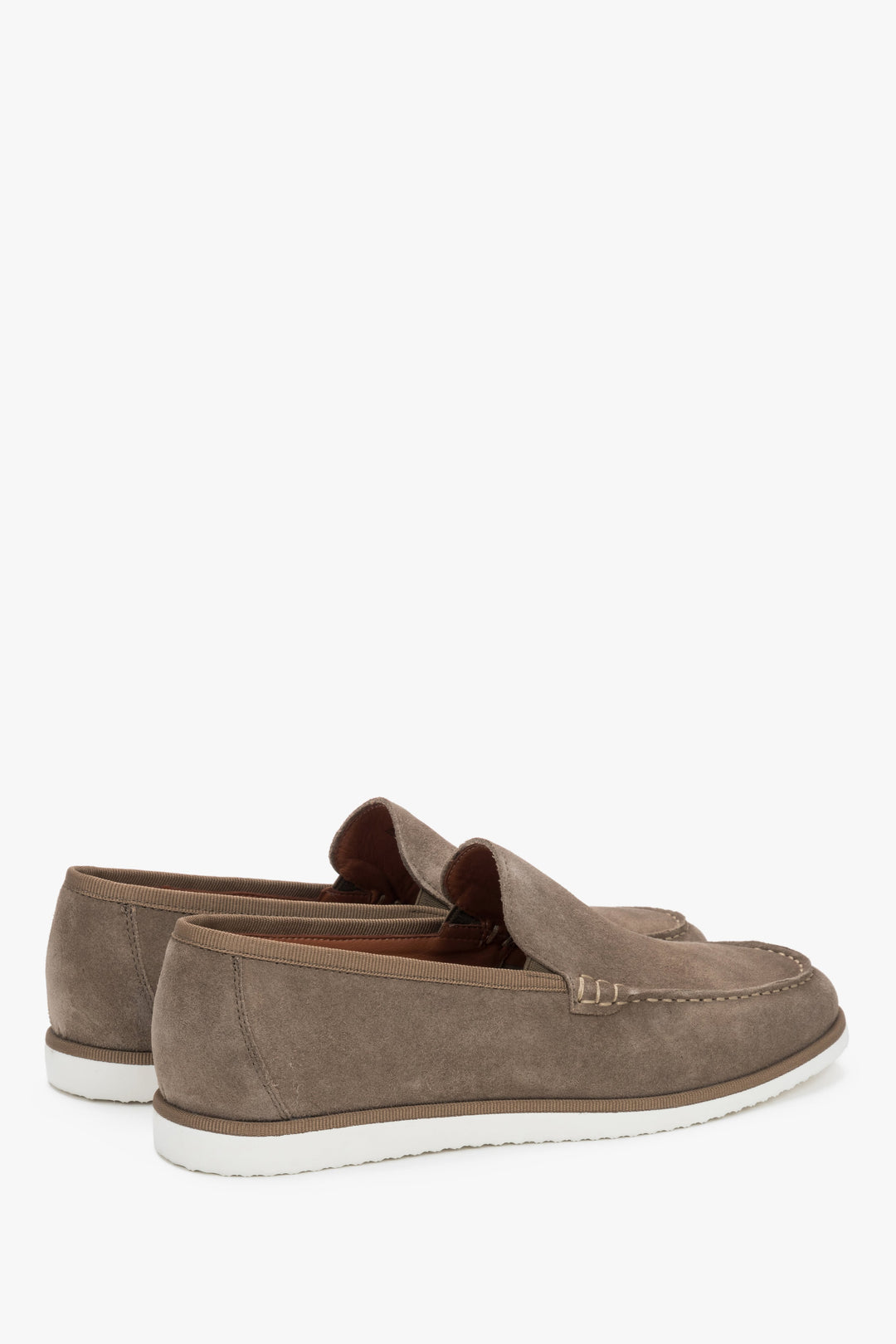 Khaki loafersy męskie Estro, z weluru naturalnego, z kontrastującą podeszwą.