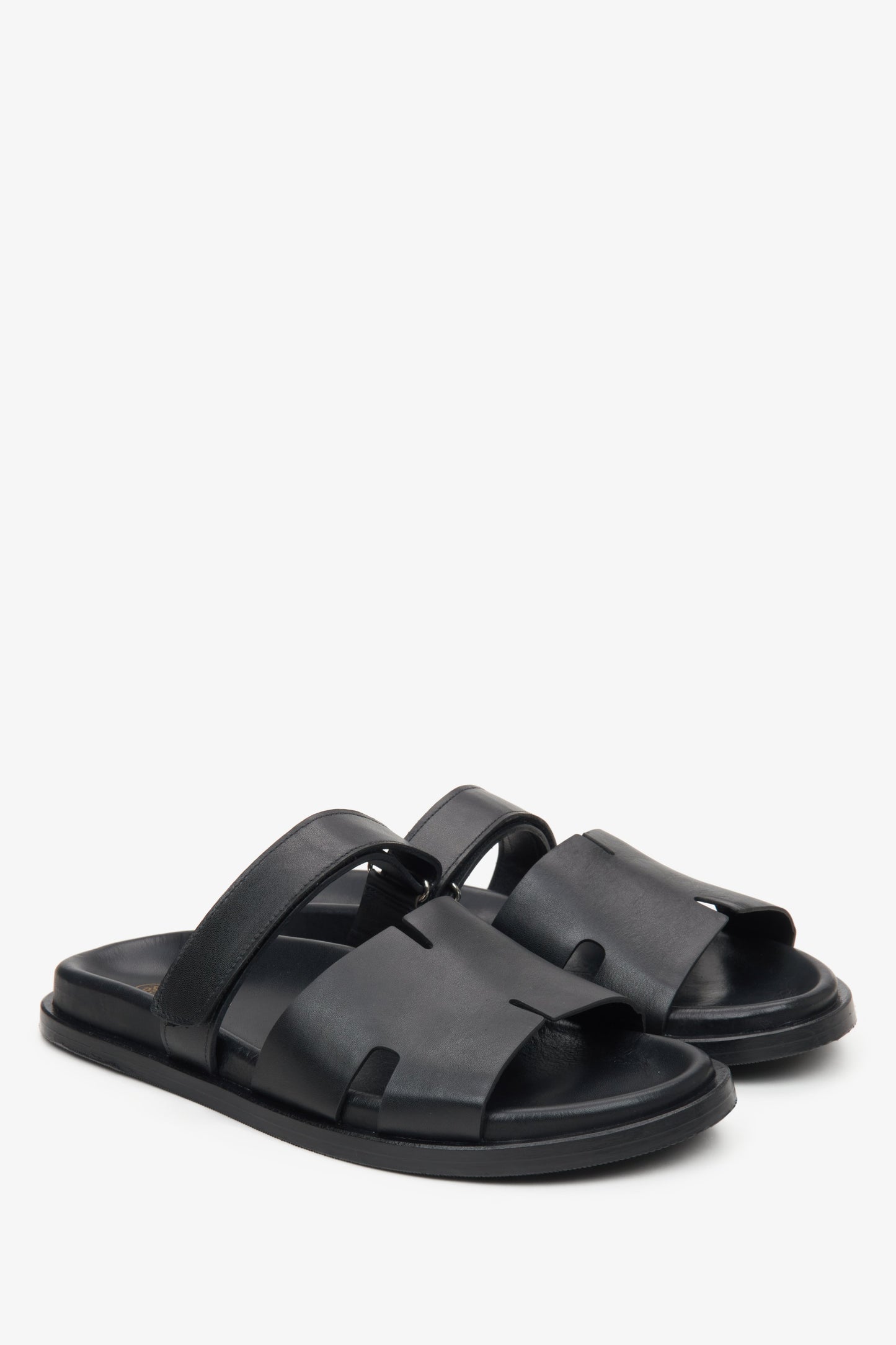 Czarne klapki damskie z regulowanym paskiem Estro.
