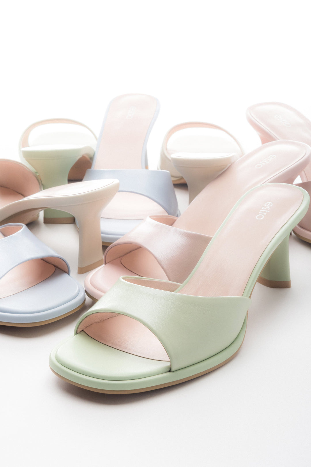 Klapki damskie Estro na obcasie - prezentacja kolorów.