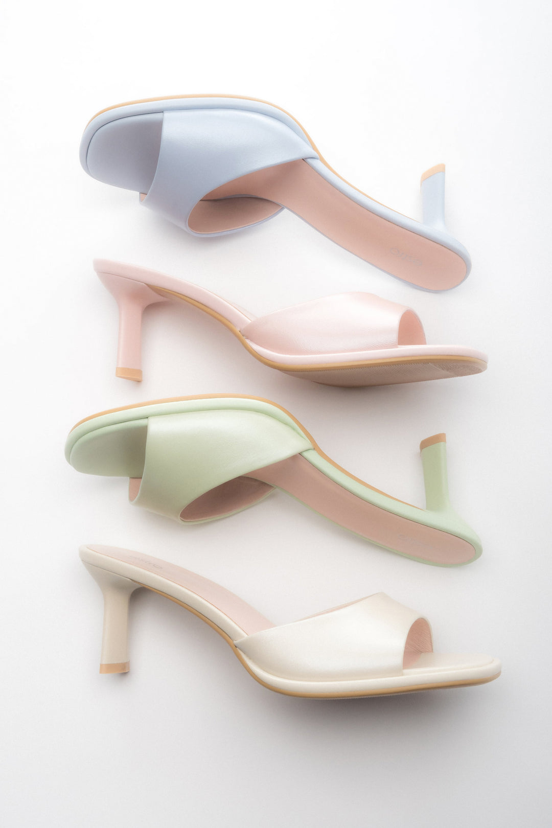 Damskie skórzane klapki na obcasie - kolorystyka.