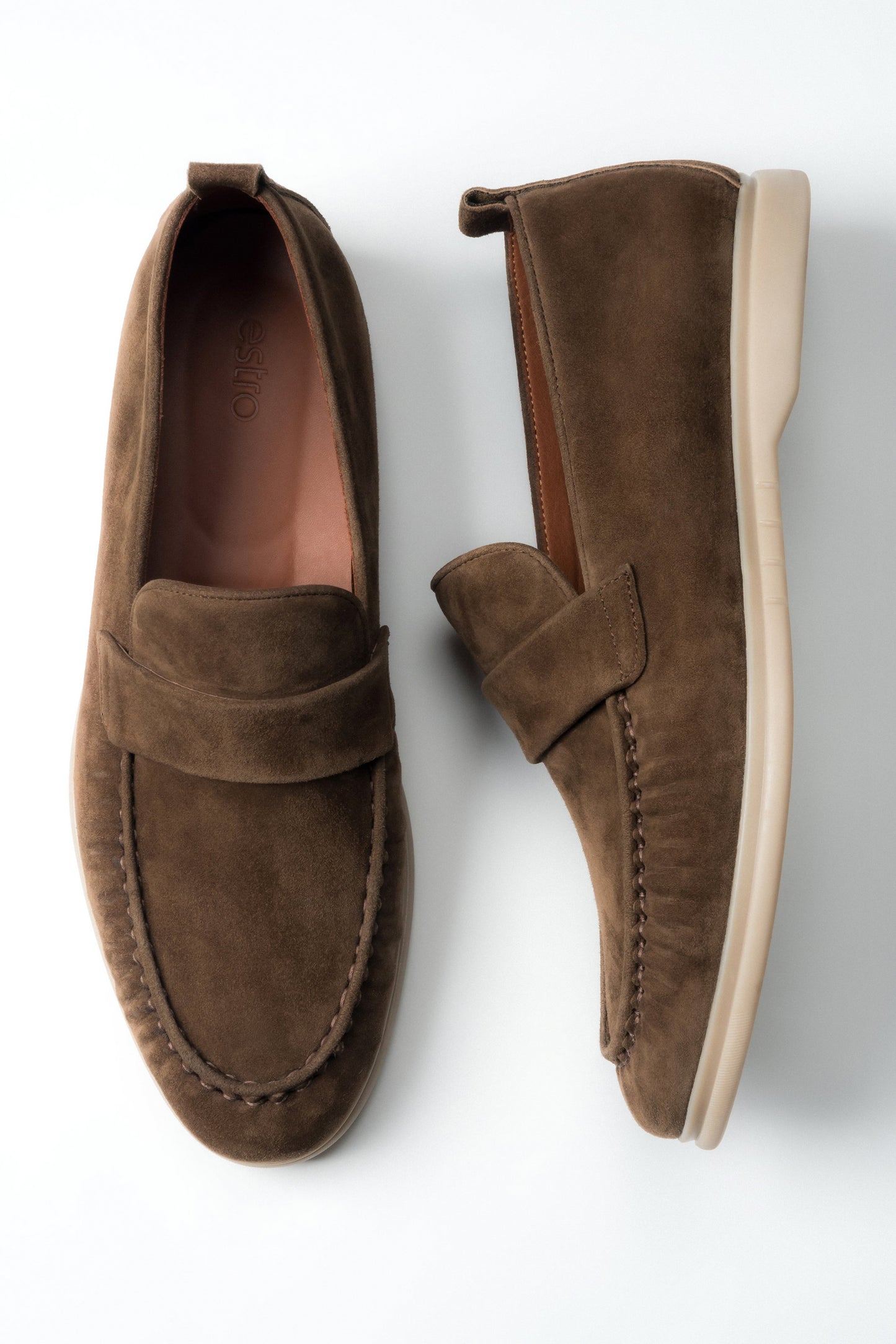 Klasyczne ciemnobrązowe loafersy męskie z miękkiego weluru naturalnego Estro ER00119037.