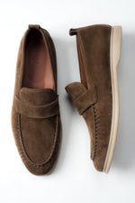 Klasyczne ciemnobrązowe loafersy męskie z miękkiego weluru naturalnego Estro ER00119037.