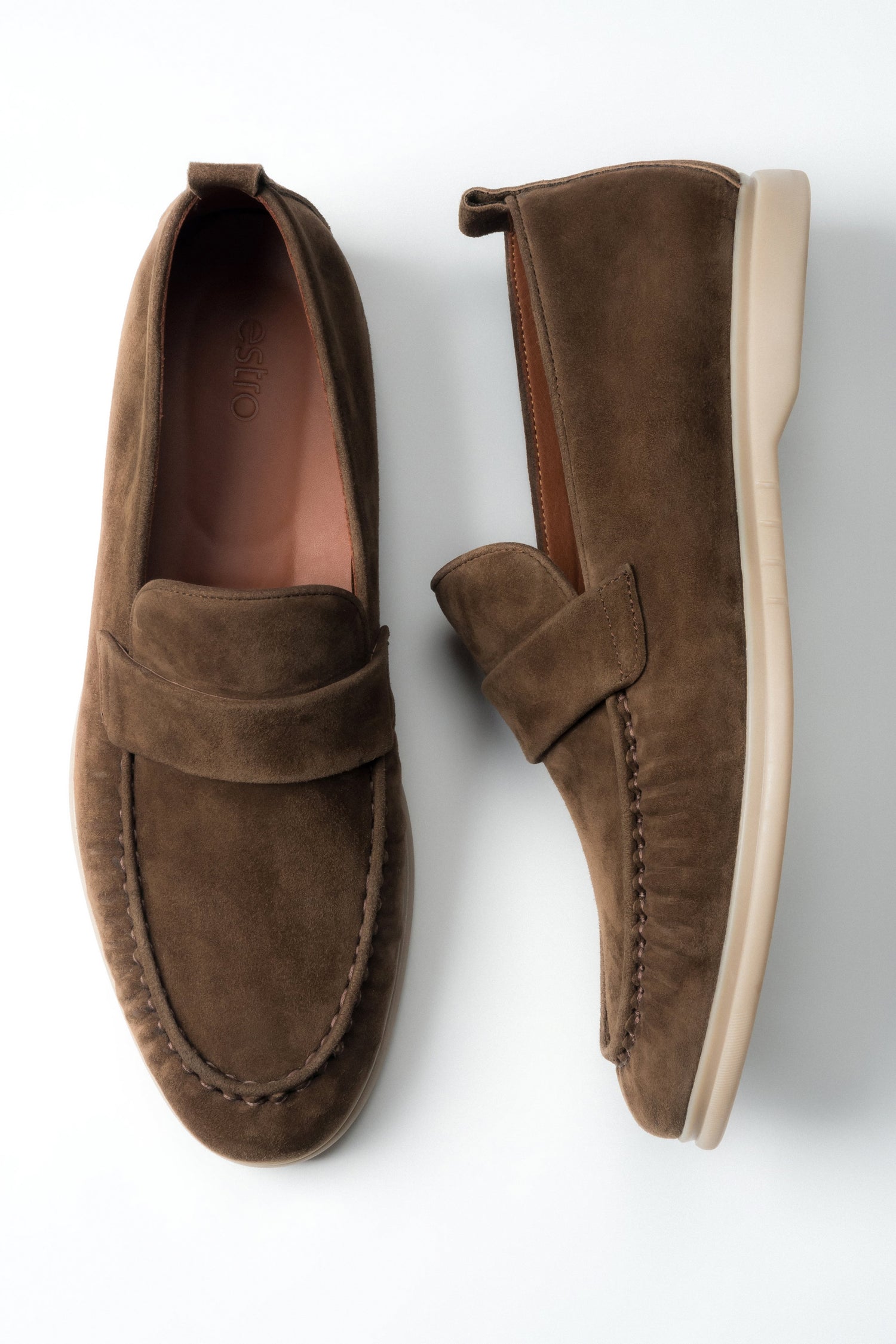 Klasyczne ciemnobrązowe loafersy męskie z miękkiego weluru naturalnego Estro ER00119037.