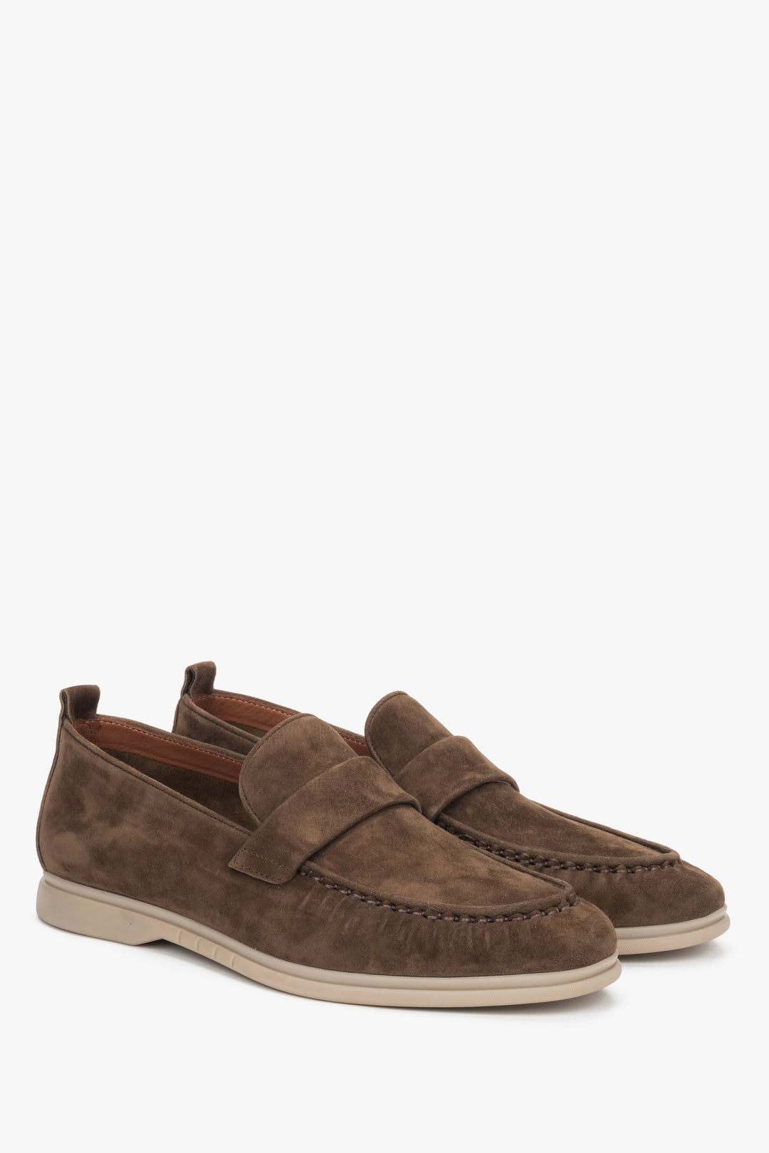 Klasyczne ciemnobrązowe loafersy męskie z miękkiego weluru naturalnego marki Estro.