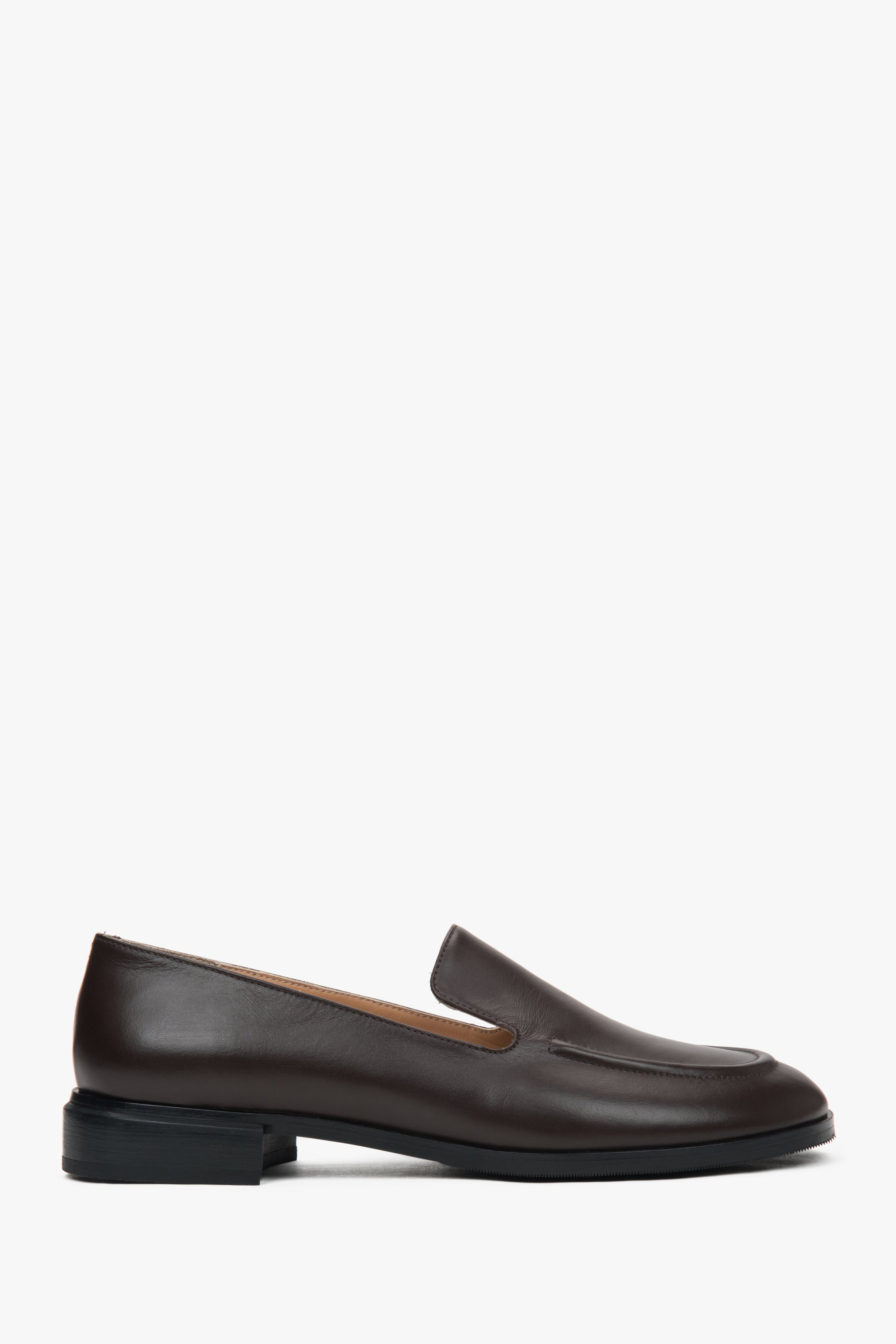 Klasyczne ciemnobrązowe loafersy damskie ze skóry naturalnej Estro ER00117367.