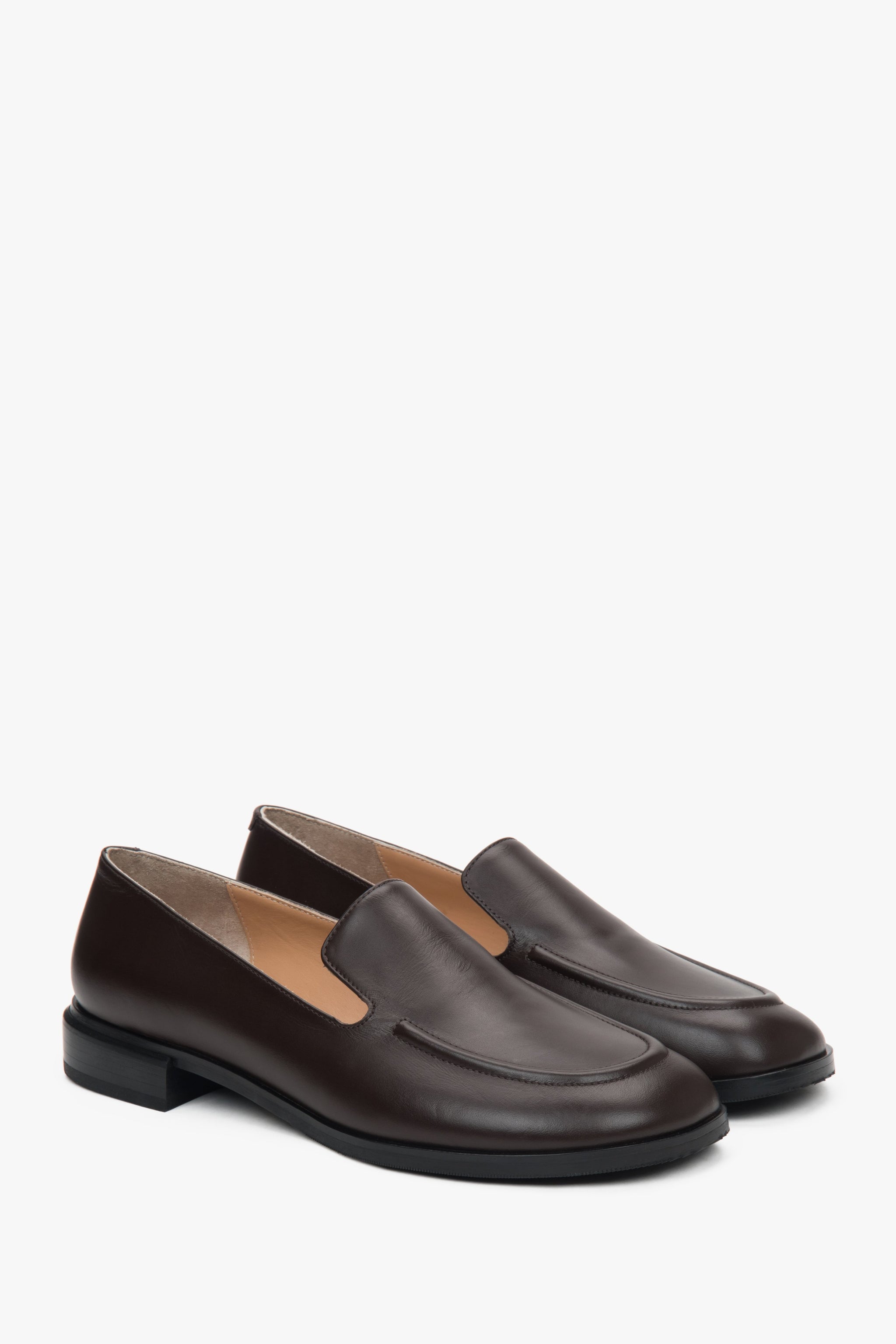 Eleganckie, klasyczne ciemnobrązowe loafersy damskie Estro, wykonane z wysokiej jakości skóry naturalnej. 