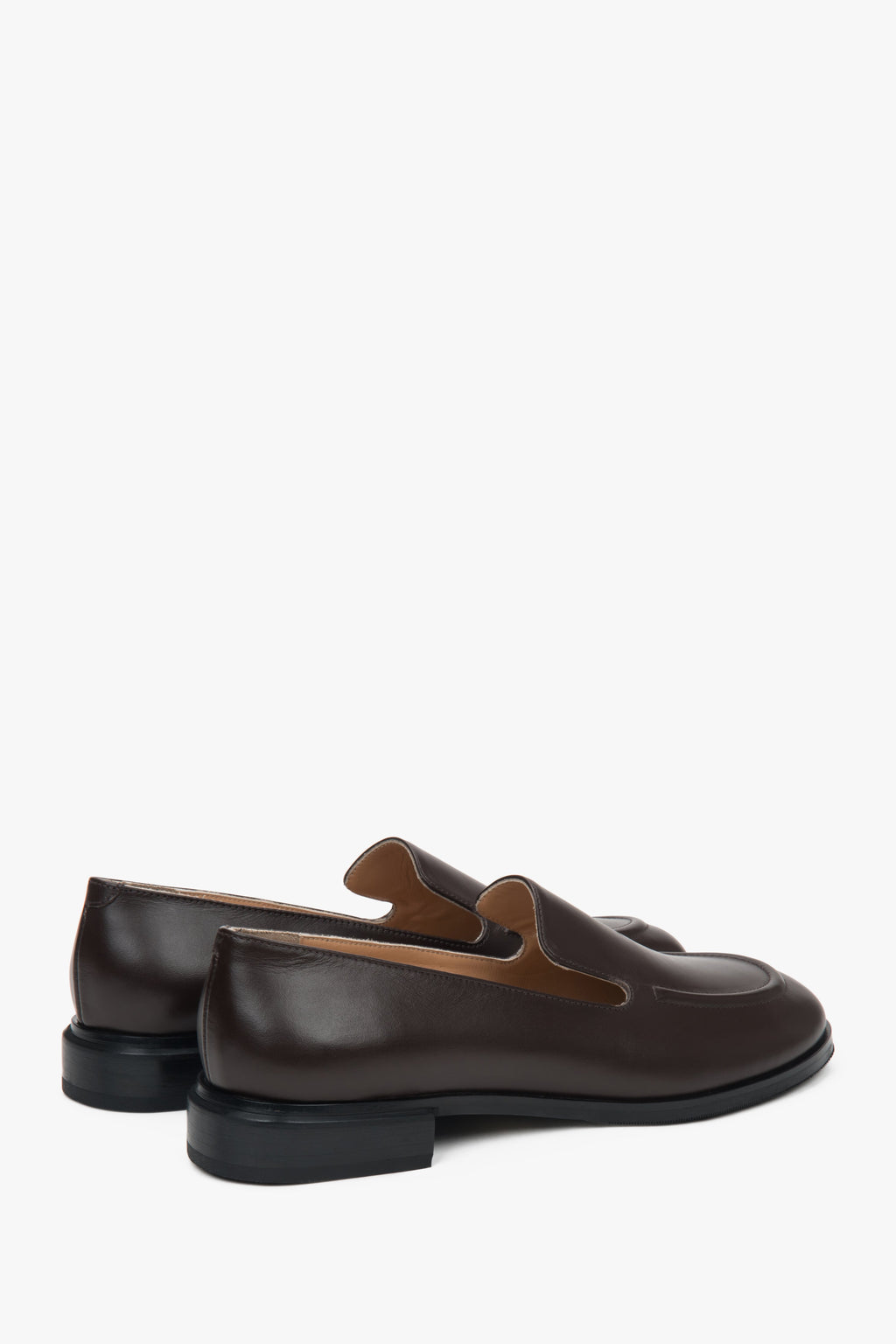 Komfortowe i eleganckie loafersy damskie Estro w klasycznym ciemnobrązowym kolorze, wykonane ze skóry naturalnej - zbliżenie na zapiętek.