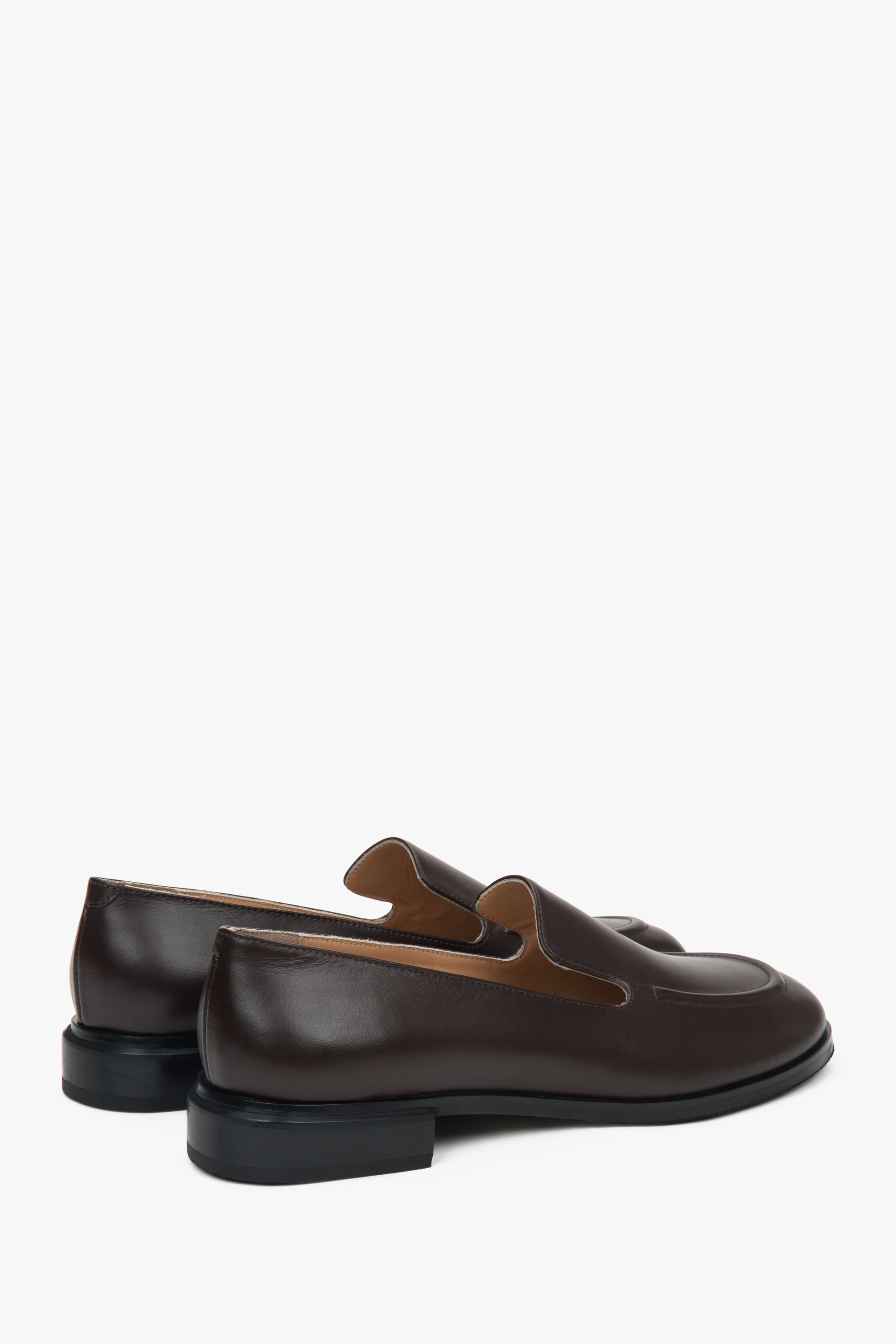 Komfortowe i eleganckie loafersy damskie Estro w klasycznym ciemnobrązowym kolorze, wykonane ze skóry naturalnej - zbliżenie na zapiętek.