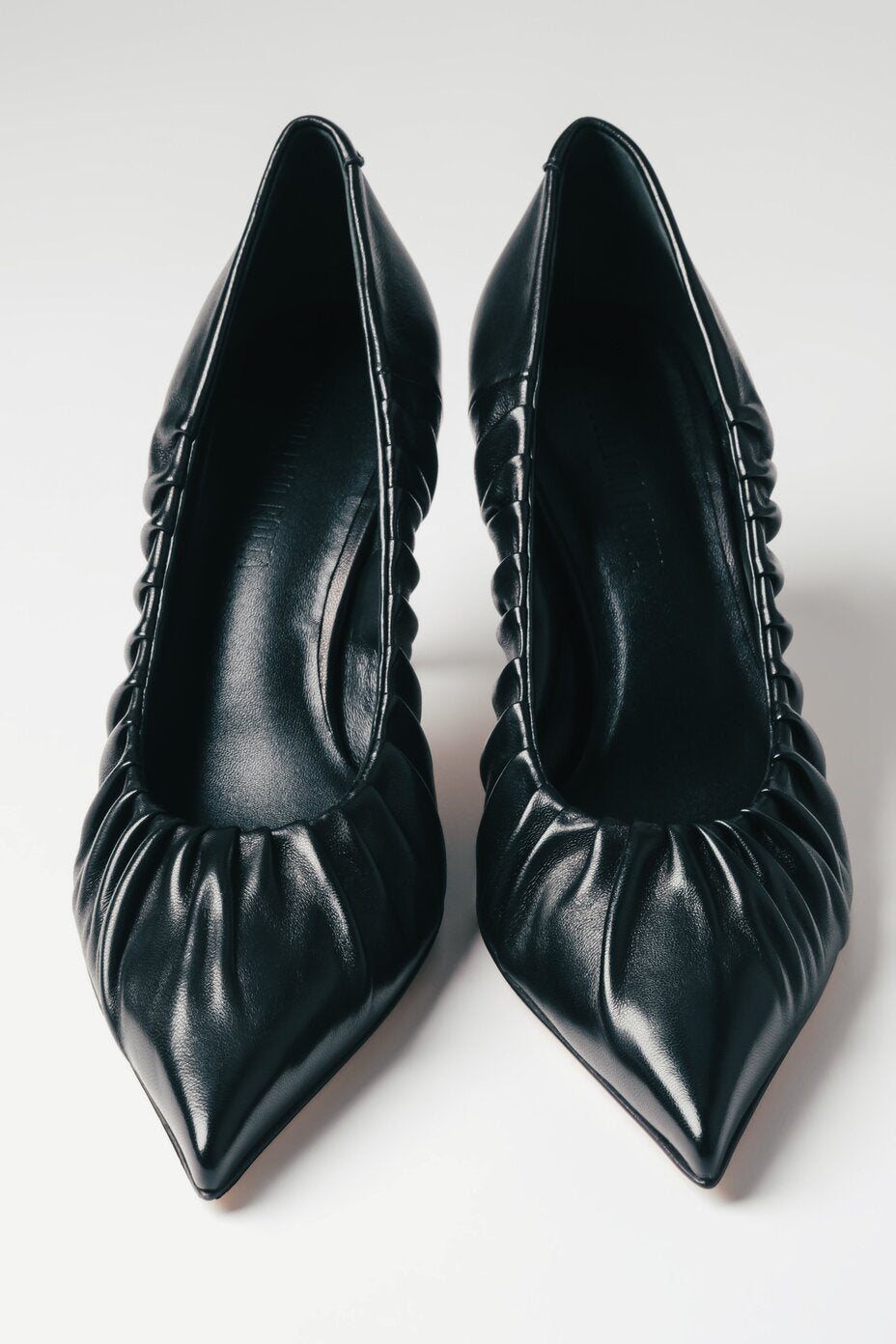 Klasyczne czarne buty na obcasie z czubkiem w szpic z włoskiej skóry Premium Guglielmo Rotta ER00119711.