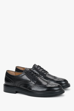 Estro - klasyczne czarne półbuty damskie typu brogues ze skóry naturalnej.
