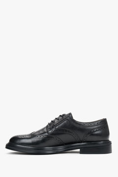 Damskie klasyczne czarne półbuty typu brogues ze skóry naturalnej Estro.
