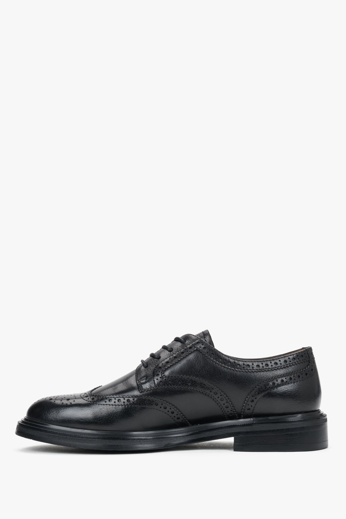 Damskie klasyczne czarne półbuty typu brogues ze skóry naturalnej Estro.
