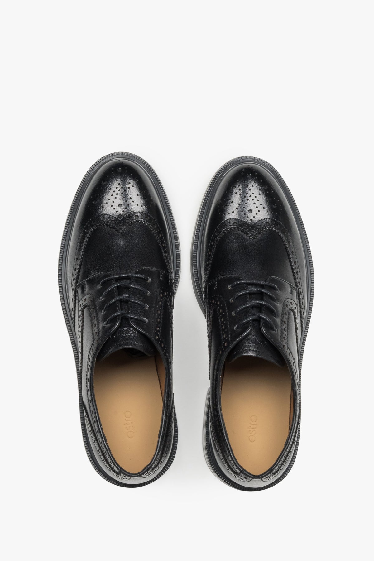 Półbuty damskie typu brogues, klasyczne, czarne, ze skóry naturalnej, Estro.
